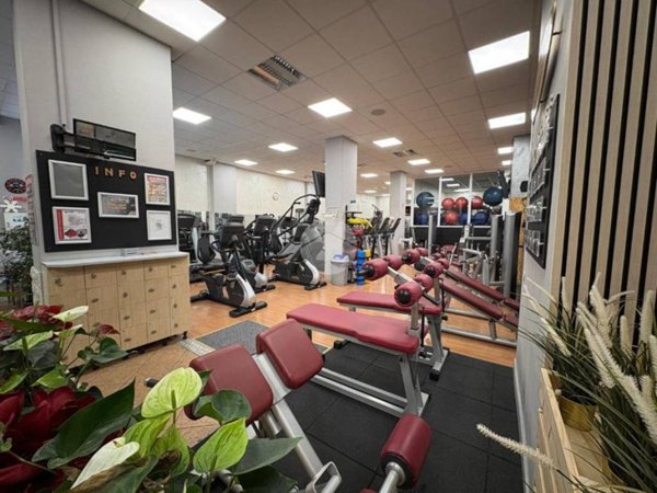 locale commerciale in vendita a Genova in zona Sestri Ponente