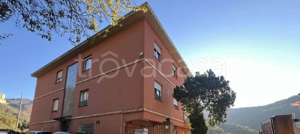 locale commerciale in vendita a Genova in zona Bavari