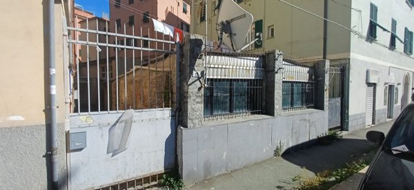 locale di sgombero in vendita a Genova in zona Staglieno