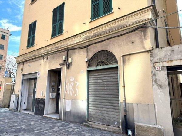 locale di sgombero in vendita a Genova in zona Sampierdarena