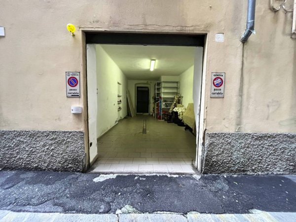 locale commerciale in vendita a Genova in zona Sampierdarena