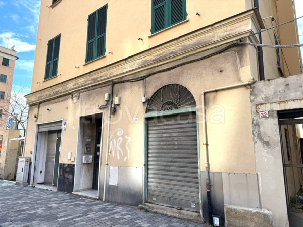locale commerciale in vendita a Genova in zona Sampierdarena