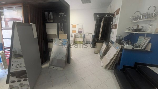 locale commerciale in vendita a Genova in zona Rivarolo