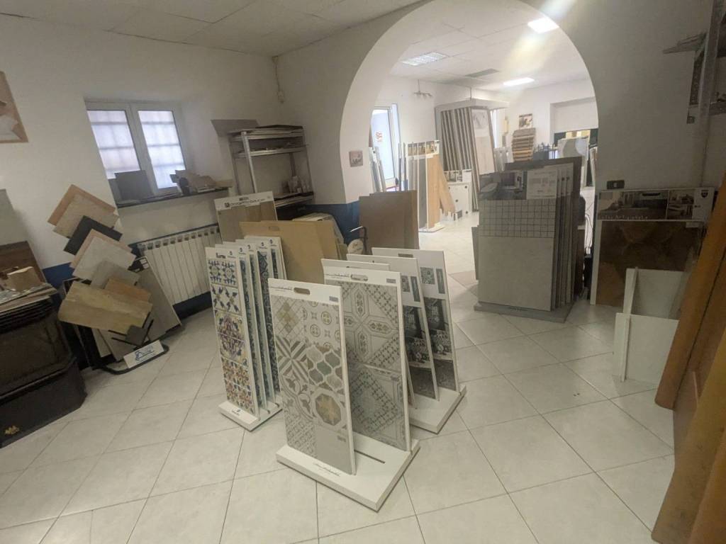negozio in vendita a Genova in zona Rivarolo