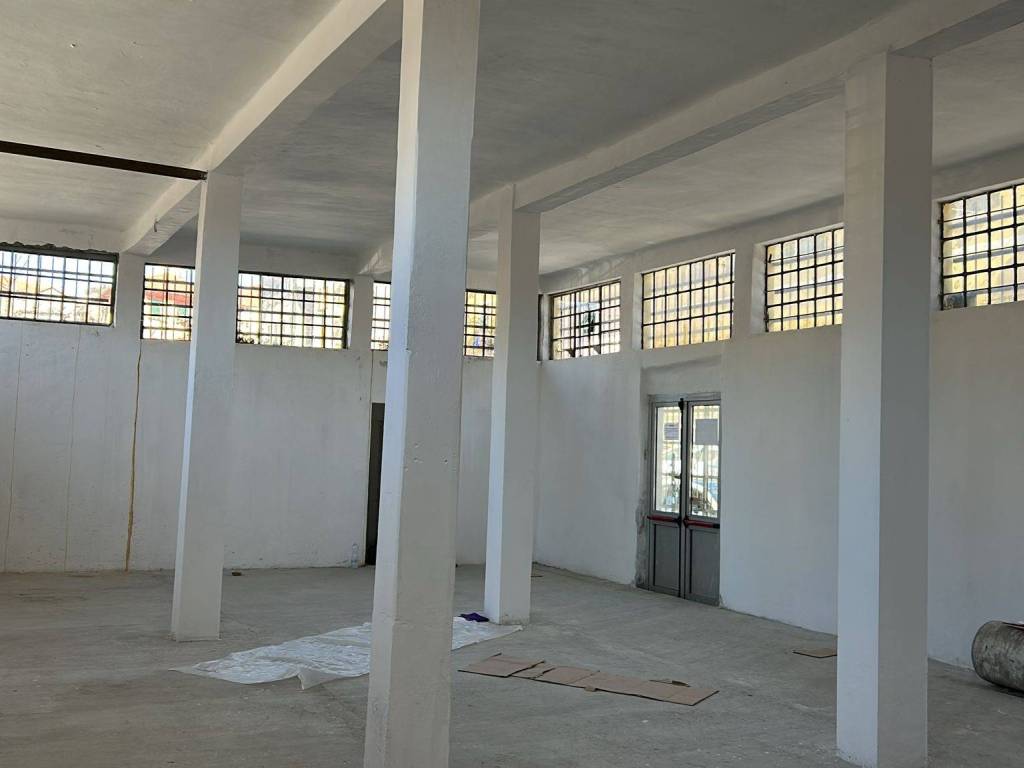 locale commerciale in vendita a Genova in zona Bolzaneto