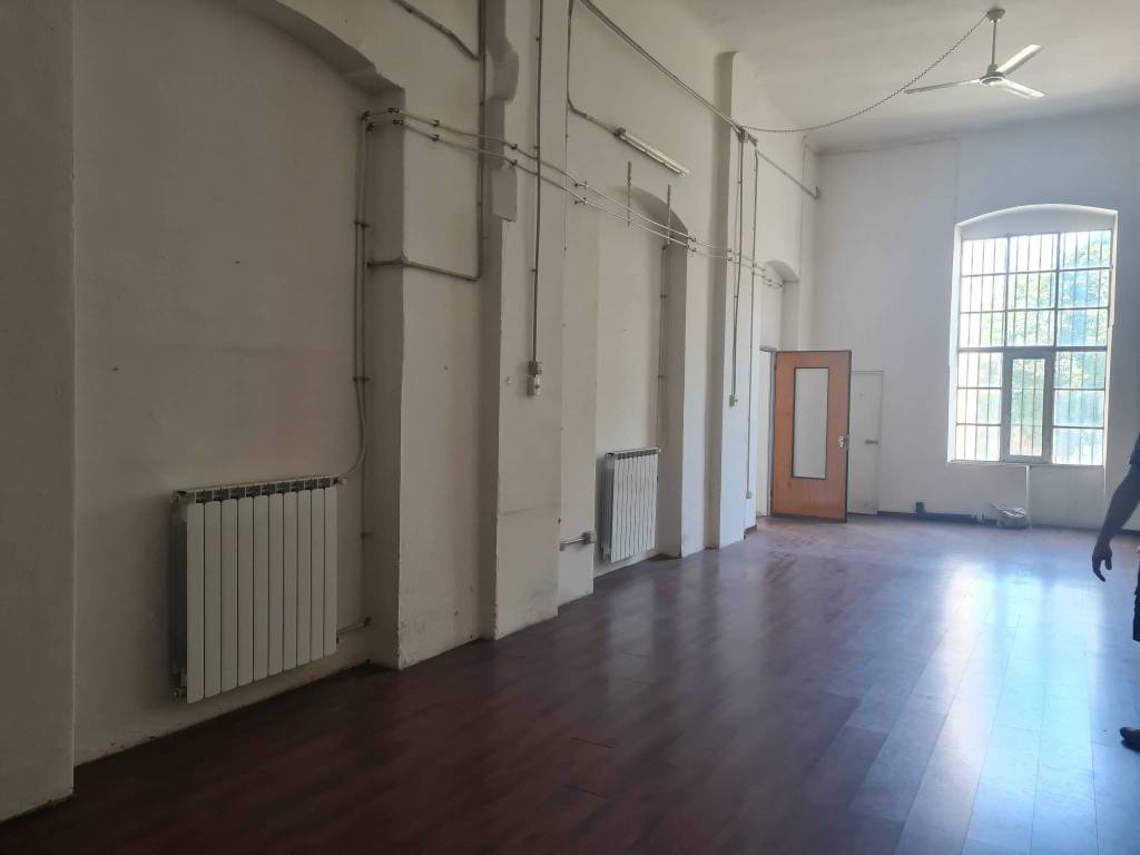 locale commerciale in vendita a Genova in zona Bolzaneto