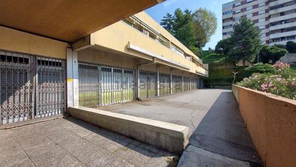 locale commerciale in vendita a Genova in zona Rivarolo