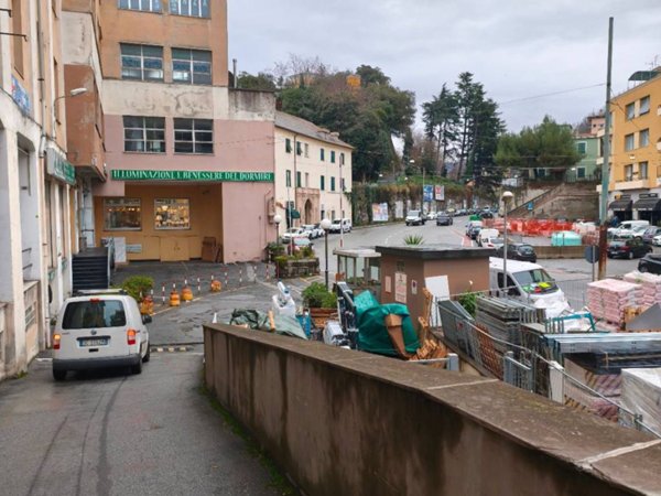 locale commerciale in vendita a Genova in zona Bolzaneto