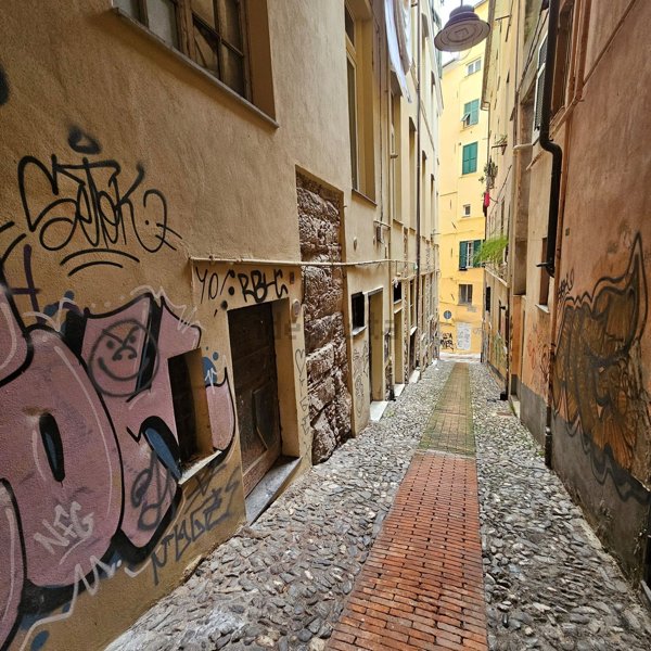 locale di sgombero in vendita a Genova in zona Centro Storico