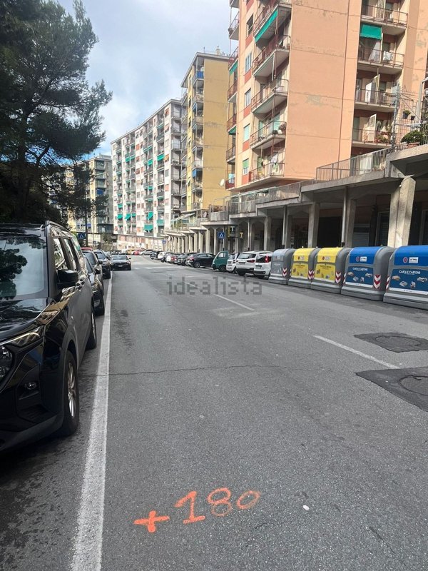 locale commerciale in vendita a Genova in zona Marassi