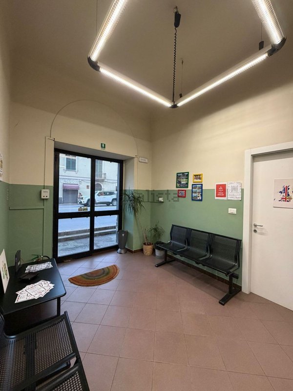 locale commerciale in vendita a Genova in zona Sestri Ponente