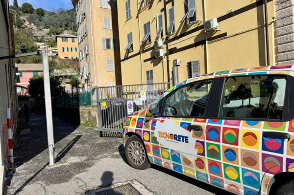 locale commerciale in vendita a Genova in zona Molassana