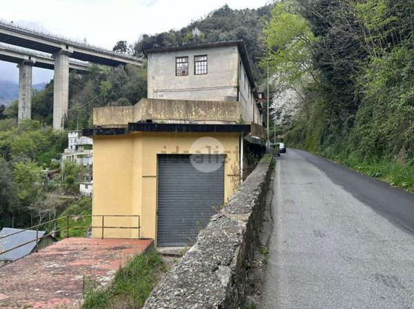 capannone in vendita a Genova in zona Voltri