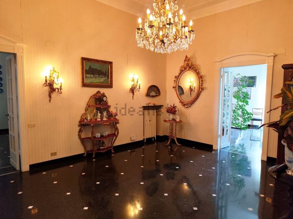 appartamento in vendita a Genova in zona Carignano