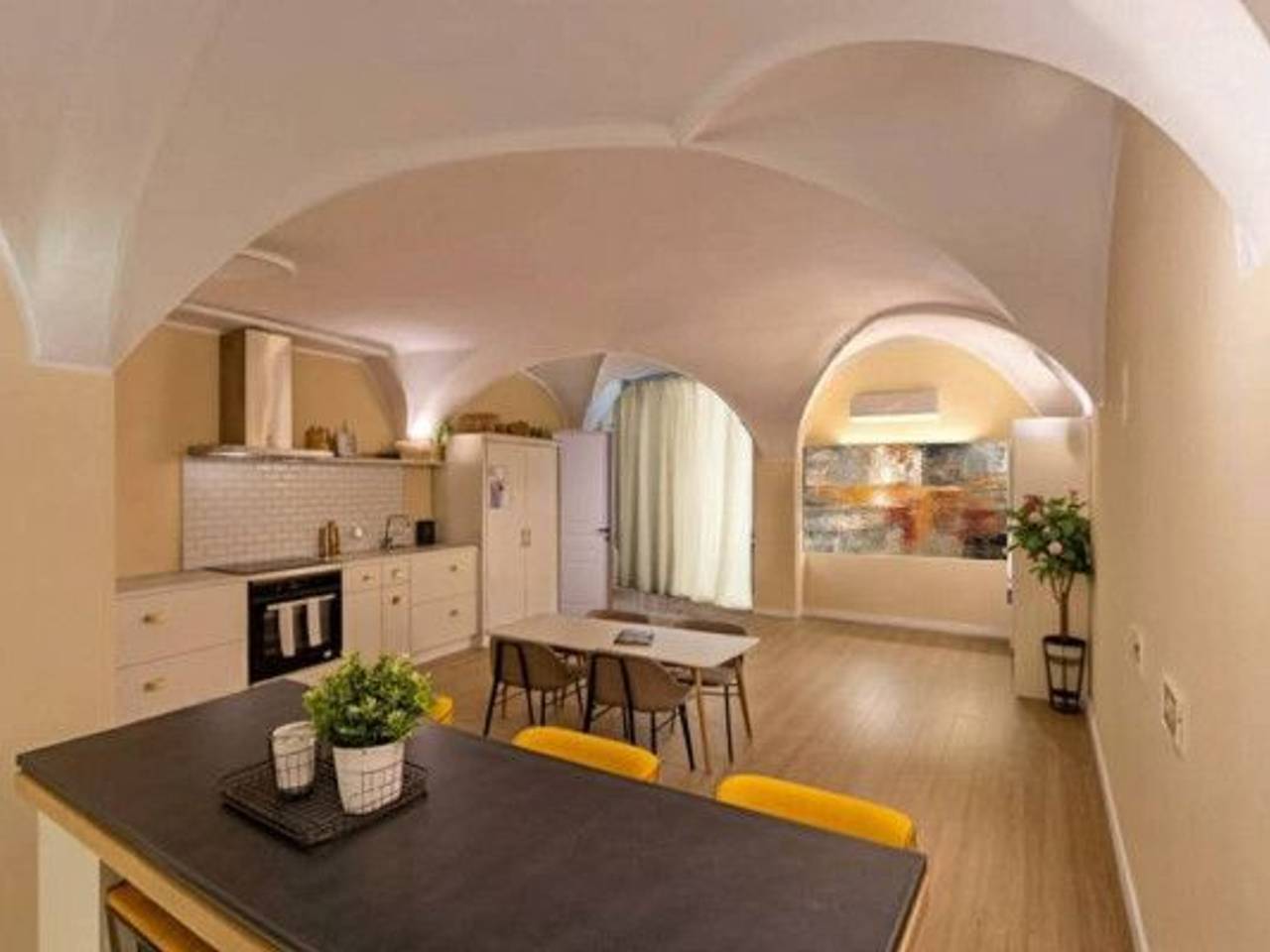 appartamento in vendita a Genova in zona Sottoripa / Maddalena / Molo