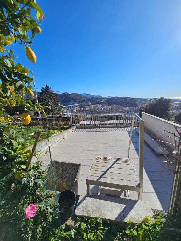 appartamento in vendita a Genova in zona Sestri Ponente