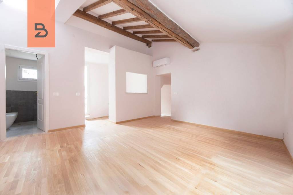 appartamento in vendita a Genova in zona Sottoripa / Maddalena / Molo