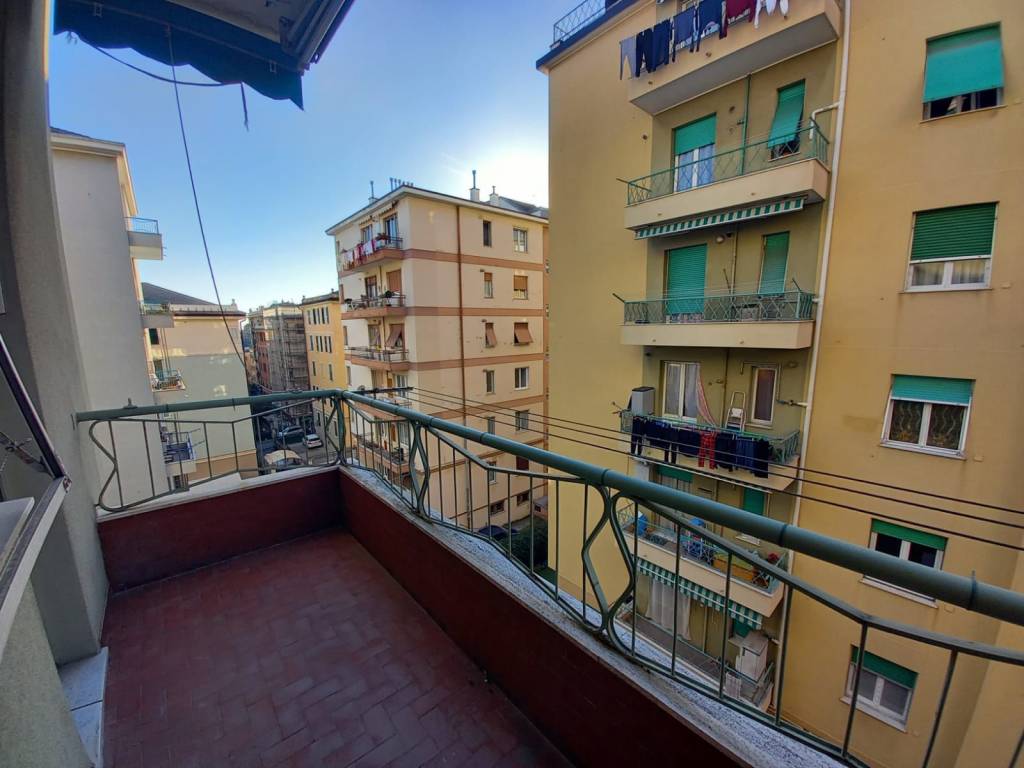 appartamento in vendita a Genova in zona Sestri Ponente