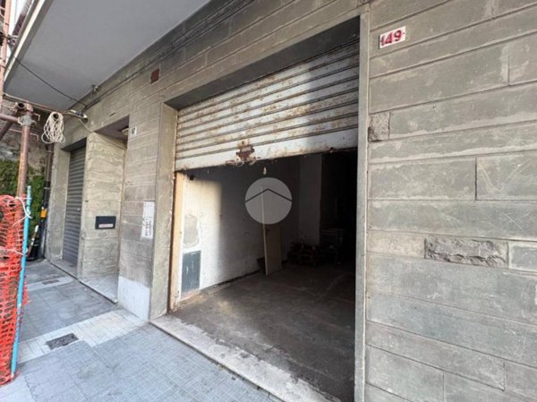 locale commerciale in vendita a Genova in zona Voltri