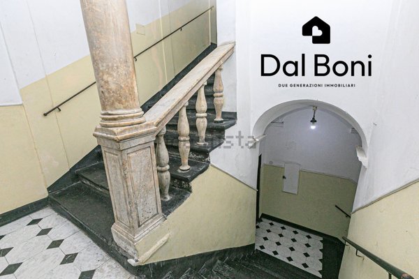 appartamento in vendita a Genova in zona Sottoripa / Maddalena / Molo