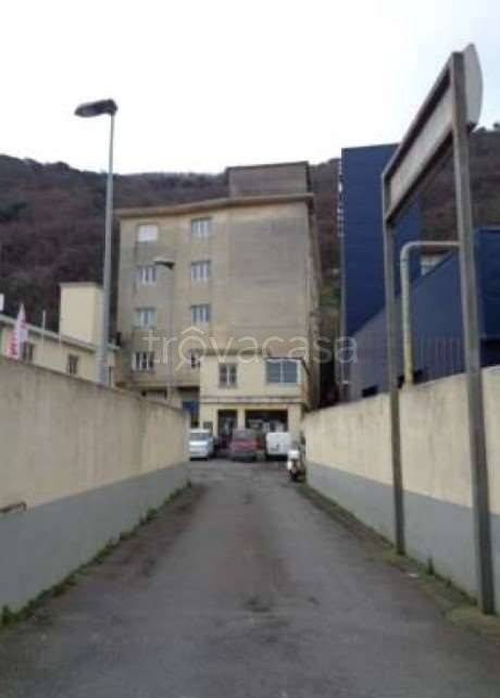 locale commerciale in vendita a Genova in zona Molassana