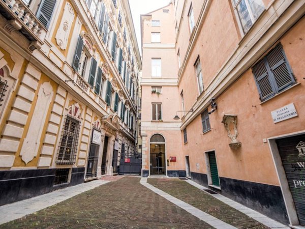 appartamento in vendita a Genova in zona Sottoripa / Maddalena / Molo