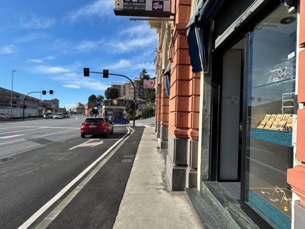 negozio in vendita a Genova in zona Sestri Ponente