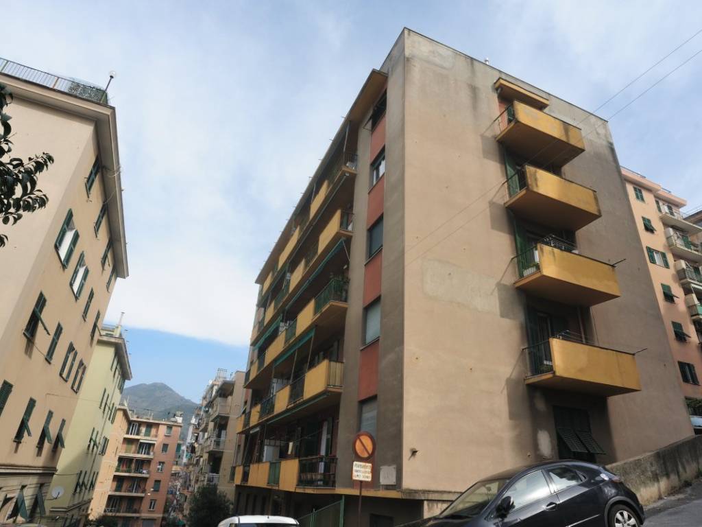 appartamento in vendita a Genova in zona Sestri Ponente