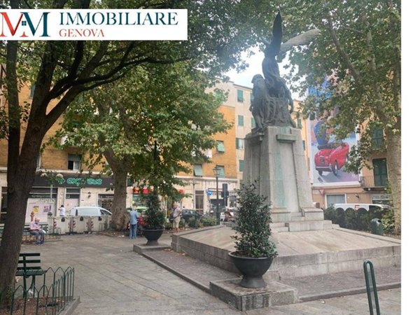 locale commerciale in vendita a Genova in zona Rivarolo
