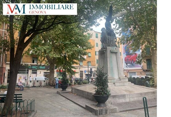 locale commerciale in vendita a Genova in zona Rivarolo