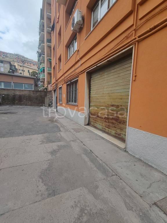 locale commerciale in vendita a Genova in zona Cornigliano