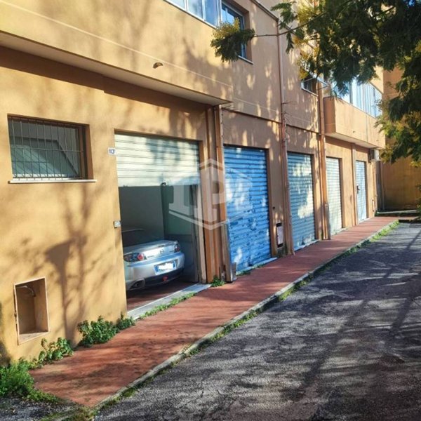 locale commerciale in vendita a Genova in zona Lagaccio / Granarolo