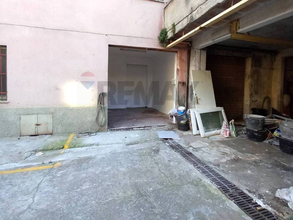 locale commerciale in vendita a Genova in zona Sestri Ponente