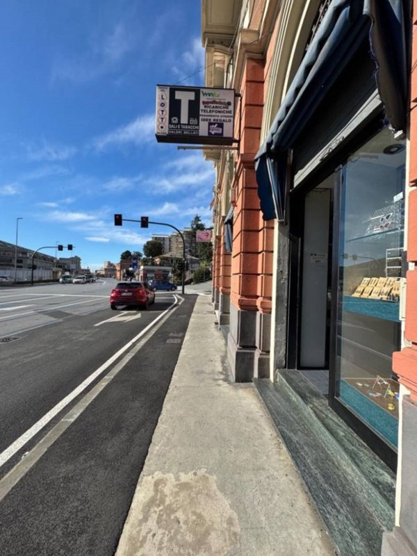 negozio in vendita a Genova in zona Sestri Ponente