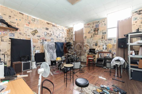 locale commerciale in vendita a Genova in zona Sestri Ponente