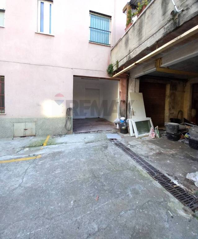 locale di sgombero in vendita a Genova in zona Sestri Ponente
