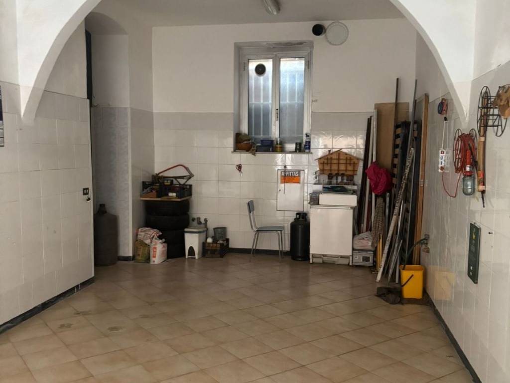 locale di sgombero in vendita a Genova in zona Sampierdarena