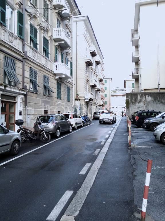 negozio in vendita a Genova in zona Sestri Ponente