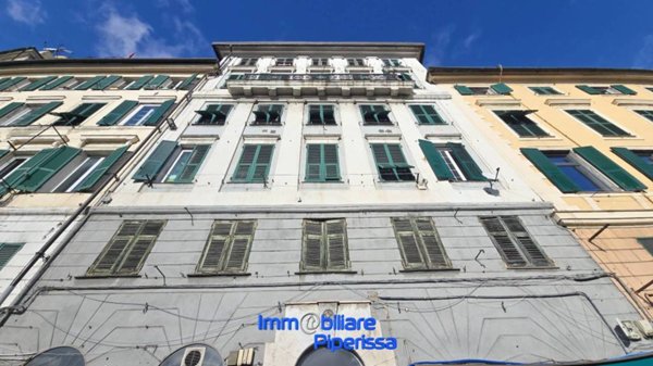 appartamento in vendita a Genova in zona Sottoripa / Maddalena / Molo