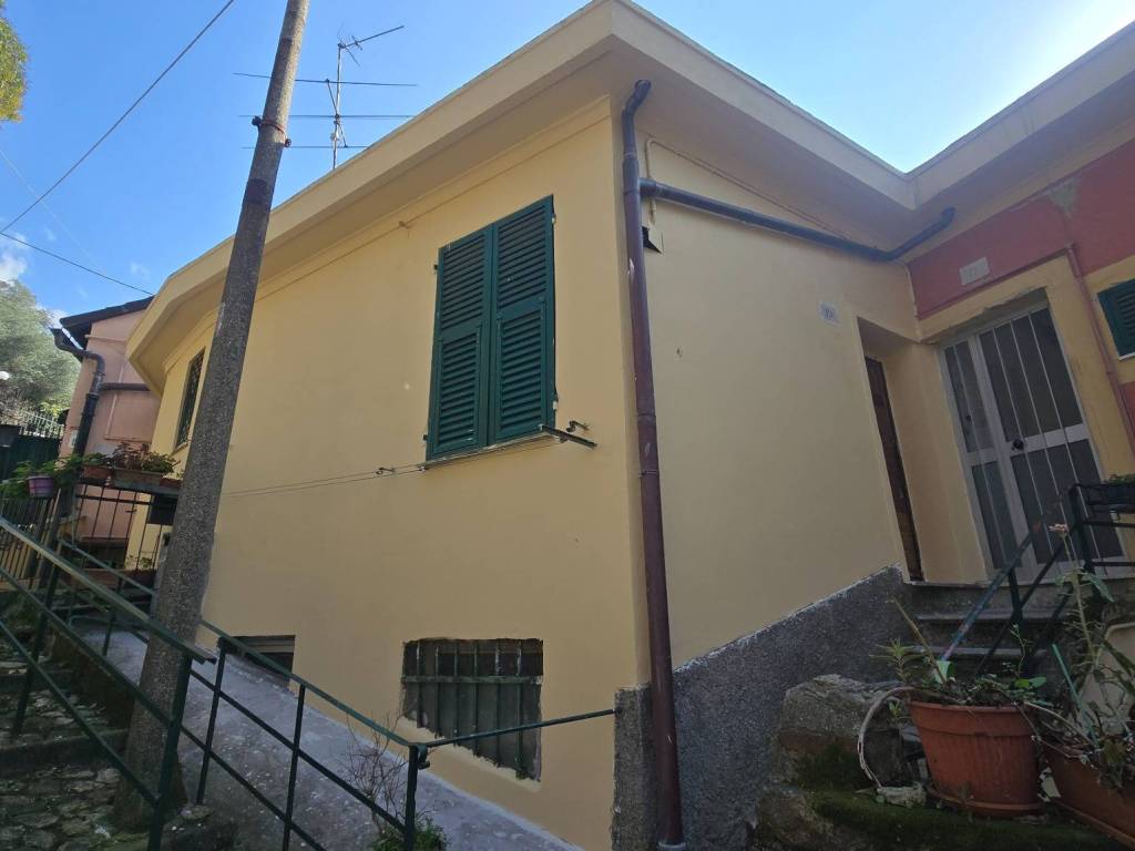 appartamento in vendita a Genova in zona Quezzi