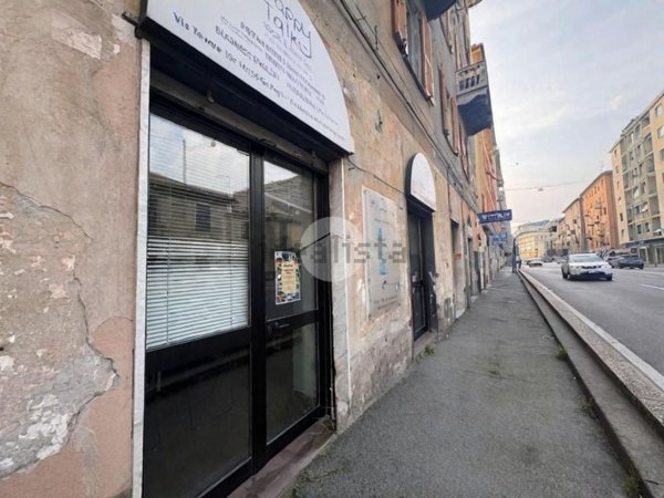 locale commerciale in vendita a Genova in zona Sestri Ponente