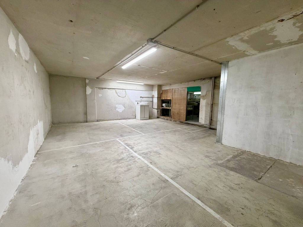 locale commerciale in vendita a Genova in zona Sestri Ponente