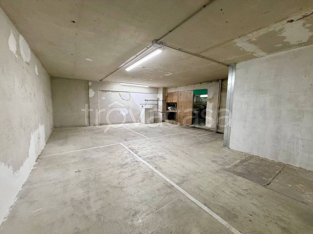 locale commerciale in vendita a Genova in zona Sestri Ponente