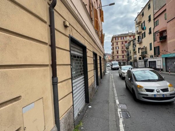 negozio in vendita a Genova in zona Sestri Ponente