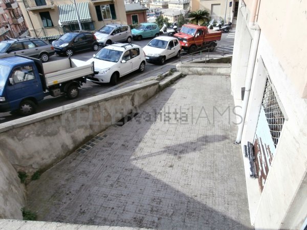 locale di sgombero in vendita a Genova in zona Marassi