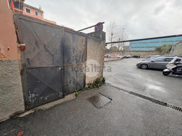 locale di sgombero in vendita a Genova in zona Cornigliano