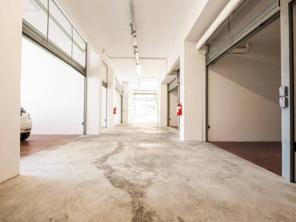 locale commerciale in vendita a Genova in zona Marassi