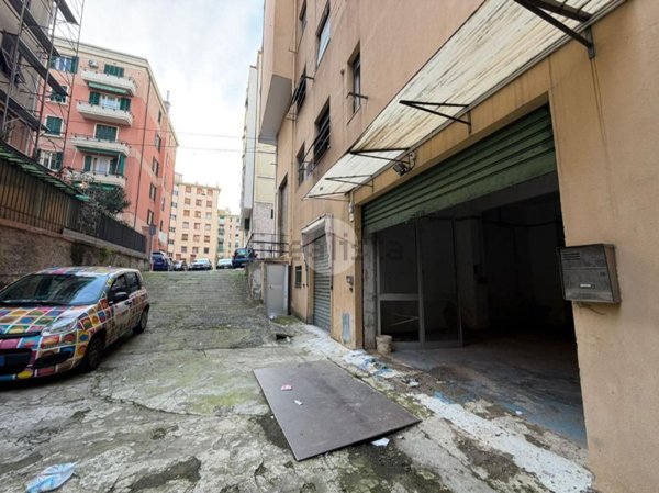 locale commerciale in vendita a Genova in zona Sestri Ponente