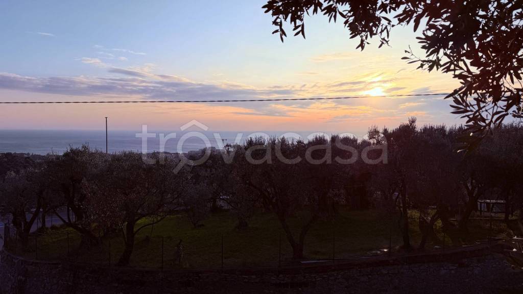 locale di sgombero in vendita a Genova in zona Apparizione