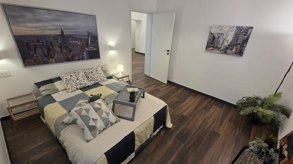 appartamento in vendita a Genova in zona Sottoripa / Maddalena / Molo